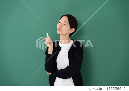 黒板　女性　講師　チョーク　悩む 133556642