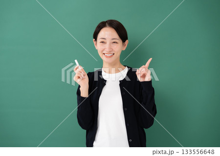 黒板　女性　講師　チョーク　指差し 133556648