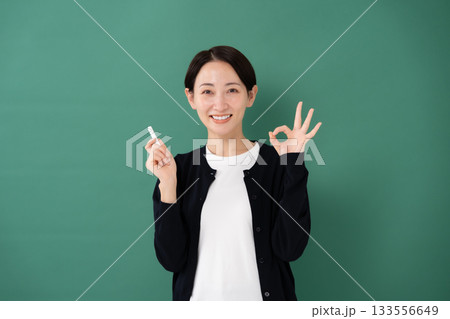 黒板　女性　講師　チョーク　OK 133556649
