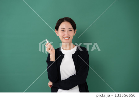 黒板 女性 講師 チョーク 笑顔 黒板 女性 講師 チョーク 笑顔 133556650
