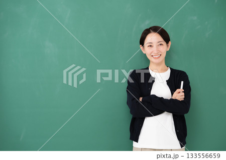 黒板　女性　講師　チョーク　笑顔 133556659
