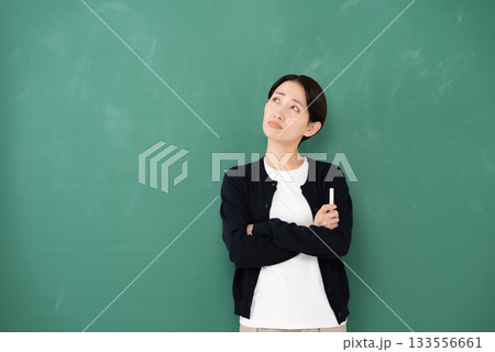 黒板 女性 講師 チョーク 悩む 黒板 女性 講師 チョーク 悩む 133556661