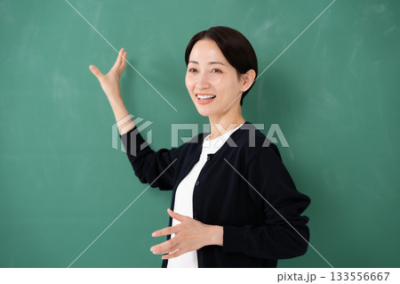 黒板 女性 講師 話す 黒板 女性 講師 話す 133556667