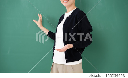 黒板　女性　講師　手元 133556668