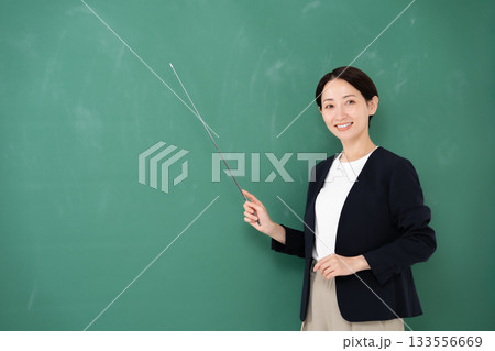 黒板　女性　講師　ポインター 133556669