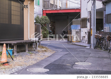 北区の住宅街の路地風景 北区の住宅街の路地風景 133556685