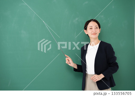 黒板 女性 講師 ポインター 黒板 女性 講師 ポインター 133556705
