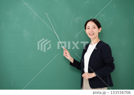 黒板　女性　講師　ポインター 133556706