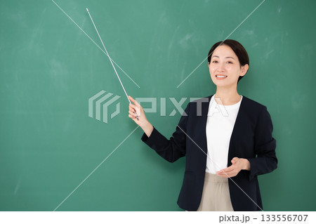 黒板 女性 講師 ポインター 黒板 女性 講師 ポインター 133556707