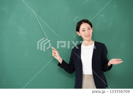 黒板 女性 講師 ポインター 黒板 女性 講師 ポインター 133556709
