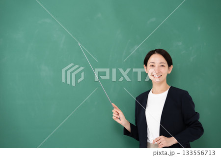 黒板 女性 講師 ポインター 黒板 女性 講師 ポインター 133556713