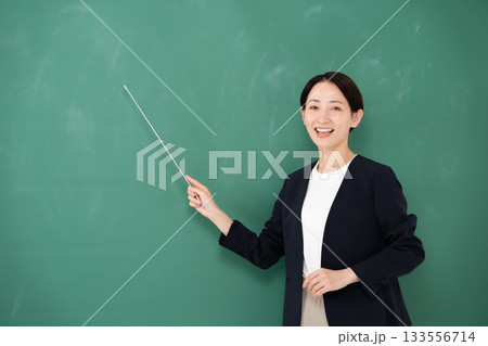 黒板 女性 講師 ポインター 黒板 女性 講師 ポインター 133556714