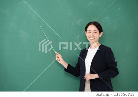 黒板 女性 講師 ポインター 黒板 女性 講師 ポインター 133556715