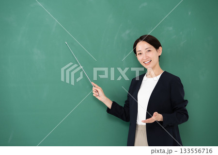 黒板　女性　講師　ポインター 133556716