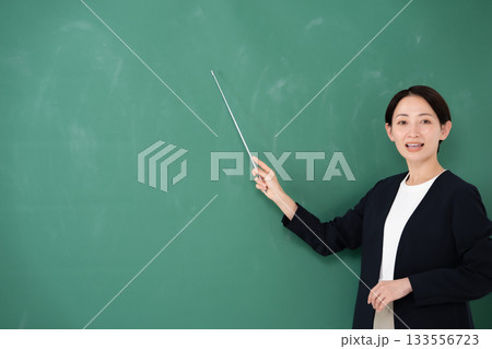 黒板 女性 講師 ポインター 黒板 女性 講師 ポインター 133556723