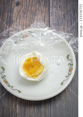 お皿のゆで卵 133556755