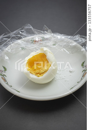お皿のゆで卵 お皿のゆで卵 133556757