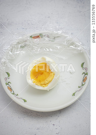 お皿のゆで卵 133556769