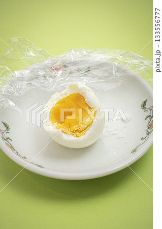 お皿のゆで卵 お皿のゆで卵 133556777