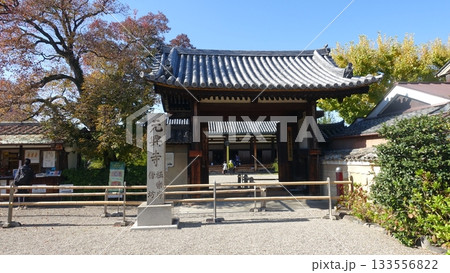 奈良の元興寺の東門 133556822