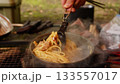 キャンプ場でパスタを作る 133557017