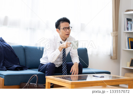 朝会社に行きたくない男性 朝会社に行きたくない男性 133557072
