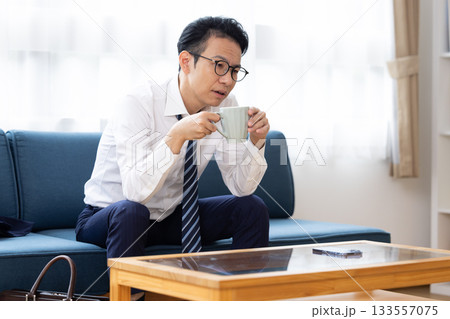 朝会社に行きたくない男性 133557075
