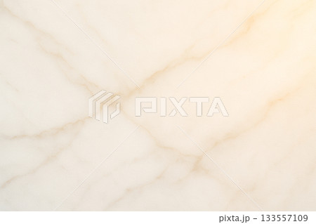 淡い金色の光が広がる白い大理石の上質な質感 133557109