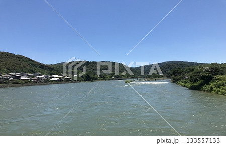 京都の宇治川と自然の風景 133557133