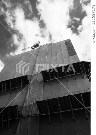 建築中のビルと落下防止の防護棚 モノクロ 建築中のビルと落下防止の防護棚 モノクロ 133557175