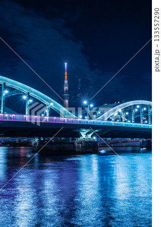 ライトアップされた厩橋と隅田川の夜景 ライトアップされた厩橋と隅田川の夜景 133557290