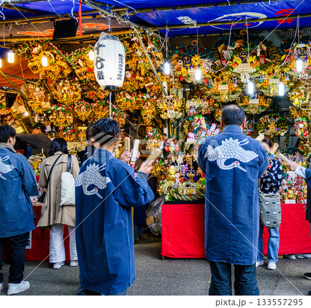 新宿 花園神社大酉祭 酉の市 酉の日の縁起熊手 熊手市の風景 新宿 花園神社大酉祭 酉の市 酉の日の縁起熊手 熊手市の風景 133557295