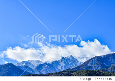 長野岐阜にまたがる雪山 133557340