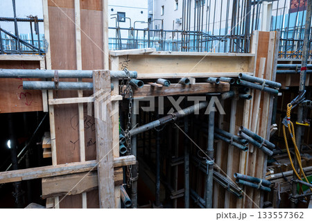 建設中の鉄筋コンクリートの型枠 b-1 建設中の鉄筋コンクリートの型枠 b-1 133557362