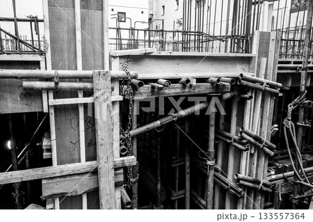 建設中の鉄筋コンクリートの型枠 b-3 モノクロ 建設中の鉄筋コンクリートの型枠 b-3 モノクロ 133557364