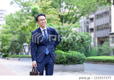ビジネス　屋外　疲れている男性 133557377