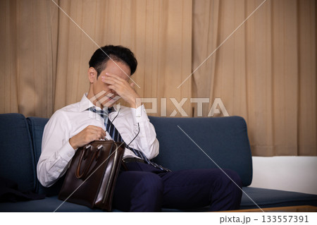 仕事から疲れて帰ってきた男性 仕事から疲れて帰ってきた男性 133557391