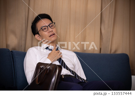 仕事から疲れて帰ってきた男性 133557444