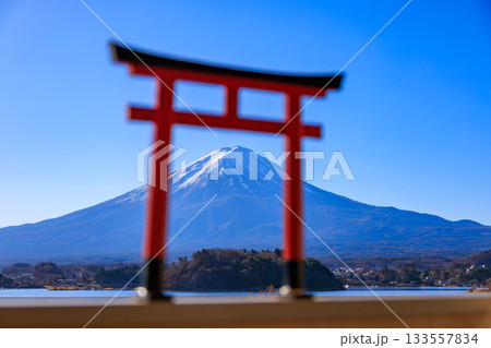 赤い鳥居越しに見えた新年の富士山 赤い鳥居越しに見えた新年の富士山 133557834