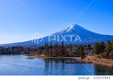河口湖大橋から見えた冬の青空と富士山 河口湖大橋から見えた冬の青空と富士山 133557843