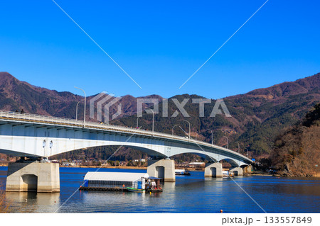 冬の河口湖に架かる河口湖大橋 133557849