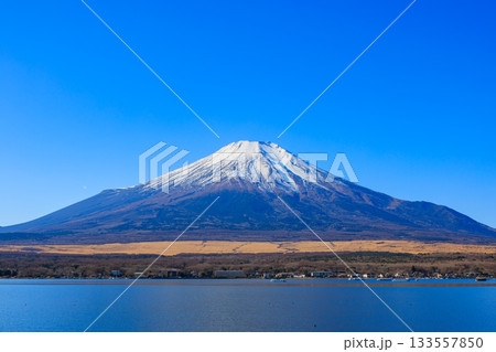 山中湖親水公園から見えた冬の青空と富士山 133557850