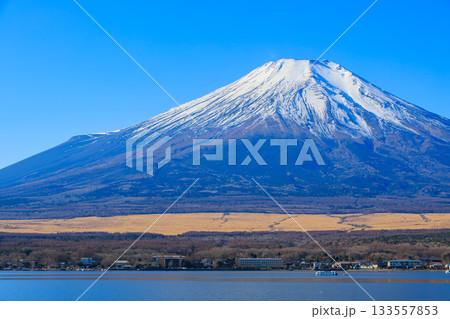 山中湖親水公園から見えた冬の青空と富士山 133557853