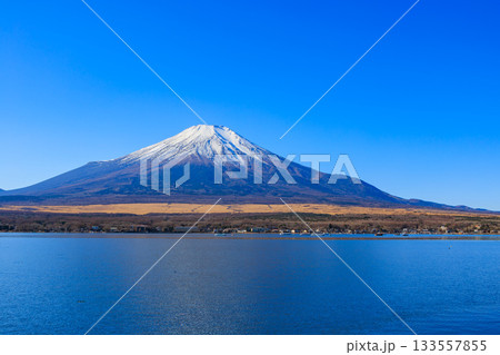 山中湖親水公園から見えた冬の青空と富士山 133557855