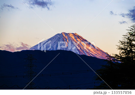 住宅街から見えた夕日に染まる富士山 133557856