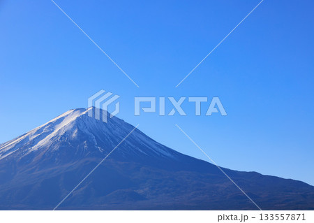 大石公園から見る新年の富士山と青空 133557871