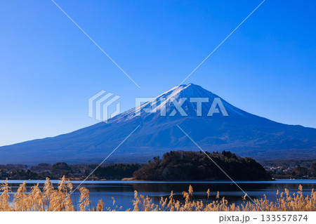 大石公園から見る新年の富士山と青空 133557874