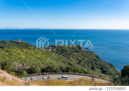 三重県鳥羽市　朝のパールロード鳥羽展望台からの伊勢の海とパールロードの道路を走る自動車 133558063