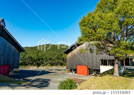 三重県鳥羽市　秋の海の博物館の中庭 133558065