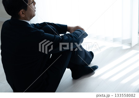 落ち込む中高年ビジネスマン 133558082